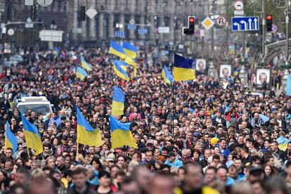 Partidarios de Poroshenko, a su llegada al estadio, este sábado.