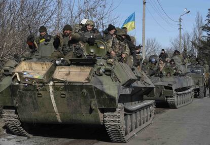 A pesar del alto el fuego pactado desde la medianoche del pasado sábado, Debáltsevo había sido el centro de una encarnizada lucha entre las fuerzas ucranias y los separatistas. En la imagen, vehículos blindados abandonan Debáltsevo (Ucrania).
