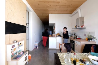 Interior de una de las viviendas del proyecto 'La Borda - Cooperativa de Vivienda' diseñado por Lacol en Barcelona.