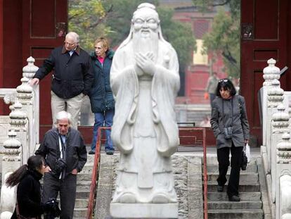 Estatua de Confucio en el templo que le fue edificado en Pekín en el siglo XIV.