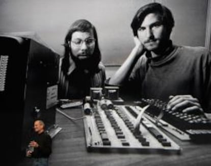 Steve Jobs ante una foto historica del primer ordenador que fabric&oacute; junto a Steve Wozniak.