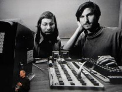 Steve Jobs ante una foto historica del primer ordenador que fabric&oacute; junto a Steve Wozniak.