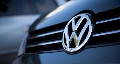 El logo de Volkswagen en un vehículo de Reino Unido.