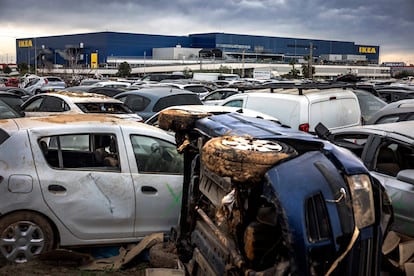 Una de las campas de coches de la dana, en Alfafar, en las inmediaciones de Ikea.