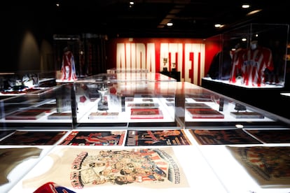 Algunas de las vitrinas de la exposición del Atlético de Madrid dedicada al año del doblete.