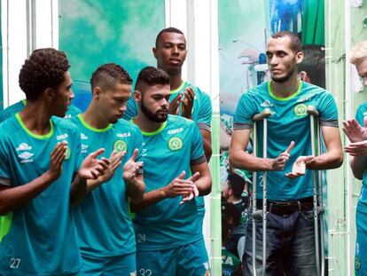 Neto, um dos sobreviventes, e o novo elenco da Chape.