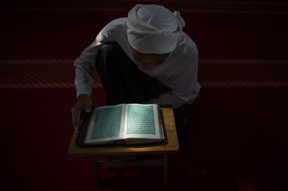 Una estudiante religiosa de Malasia lee el Corán en la escuela durante el mes del Ramadán en Hulu Langat, cerca de Kuala Lumpur.