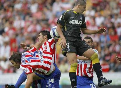 Iván Fernández, del Sporting, disputa un balón aéreo con el 'Cata' Díaz.