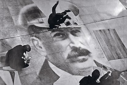 Propaganda y Arte. Fotografías de la instalación-fotomontaje de Gustav Klucis en la plaza Sverdlov de Moscú en 1932.