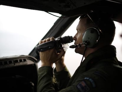 Un piloto de la fuerza a&eacute;rea de Nueva Zelanda busca restos del MH370 desde un Orion. 