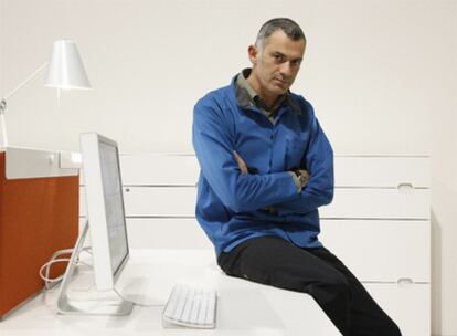 Arik Levy junto a algunos de los muebles de despacho de la serie <i>Work it.</i>