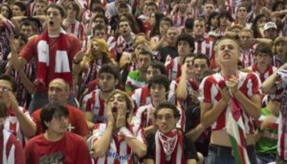 Varios aficionados siguen con tensión en San Mamés uno de los momentos del partido.