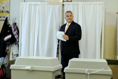 El primer ministro húngaro, Viktor Orbán, deposita su voto para las europeas de este domingo en un colegio de Budapest.
