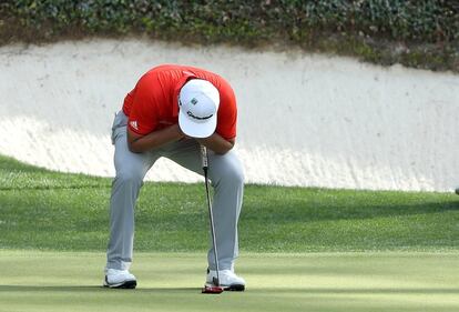 Los sueños de Rahm acabaron ahogados en el 15, el mismo hoyo en el que el jueves Sergio García entró en la historia negativa del torneo por sus 13 golpes y cinco bolas al agua. Ahí mismo acabó la de Rahm. Hasta ahí había llegado en un Masters que ha de suponer un antes y un después a sus 23 años. En la imagen, John Rahm se lamenta durante la final.