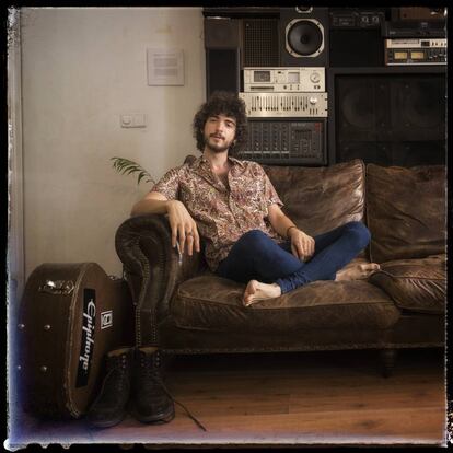 El músico Isma Romero en la tienda la tienda Cuervo Store, en el barrio de Malasaña.