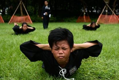 Mujeres de Indonesia practican defensa personal para aprender a defenderse de las palizas que les propinas algunos empleadores.