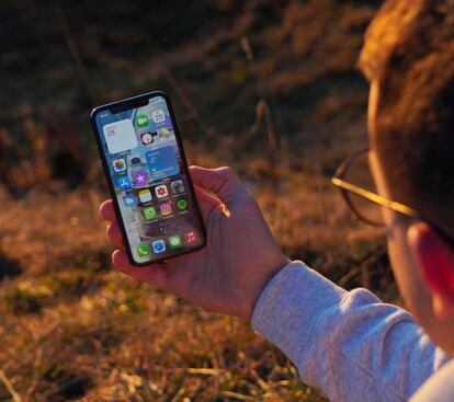 Niño utilizando un iPhone