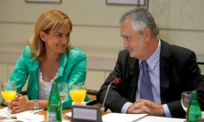 El presidente de la Junta de Andalucía, José Antonio Griñán, junto a la portavoz del PSOE en el Senado, María del Carmen Silva, durante su participación en un desayuno informativo organizado por la Asociación de Periodistas Parlamentarios hoy en la Cámara alta.