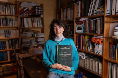 Ana Torrecilla, con su tesis doctoral en el estudio de su casa en Megeces, Valladolid.