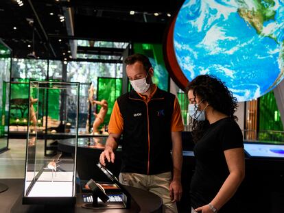 Dos personas interactúan con una de las exposiciones de CosmoCaixa, en Barcelona.