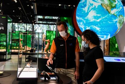 Dos personas interactúan con una de las exposiciones de CosmoCaixa, en Barcelona.