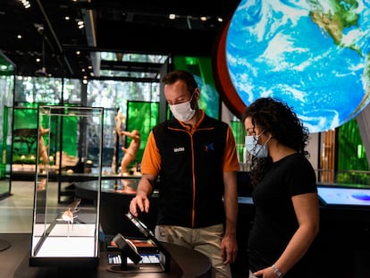 Dos personas interactúan con una de las exposiciones de CosmoCaixa, en Barcelona.