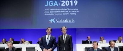 El presidente de CaixaBank, Jordi Gual (d), acompañado por el consejero delegado, Gonzalo Cortázar, al inicio de la junta general ordinaria de accionistas en Valencia