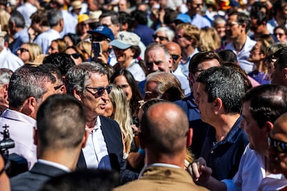 Alberto Núñez Feijóo (a la izquierda), presidente del PP, saluda al presidente de la Comunidad Valenciana, Carlos Mazón.