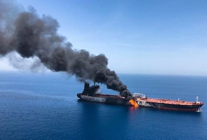 Vista general del petrolero noruego 'Front Altair' en llamas, este jueves, en el golfo de Omán. Los dos cargueros resultaron dañados y sus tripulaciones evacuadas en lo que se evaluó como ataques intencionados, según confirmó la V Flota de Estados Unidos