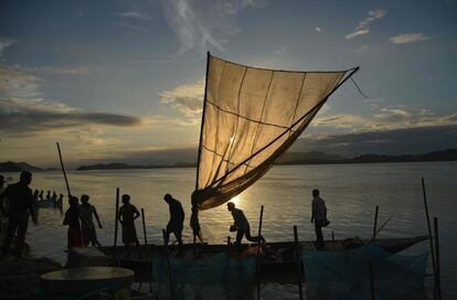 Pescadores cargan su mercancía para venderla cerca del río Brahmaputra, en Guwahati (India).