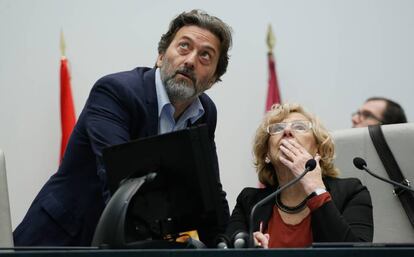 Manuela Carmena y Mauricio Valiente, durante el pleno.