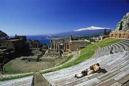 El Etna nevado sirve de escenografía natural en el Teatro Griego de Taormina, en Sicilia, una obra que sigue siendo objeto de discusión sobre si la levantaron griegos o romanos.