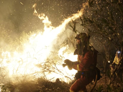 Los bomberos forestales tratan el 12 de julio de combatir el fuego declarado en Las Hurdes, en la provincia de Cáceres.