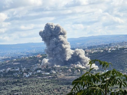 Una nube de humo se eleva sobre Tyre, en el sur de Líbano, tras un ataque israelí este jueves. 