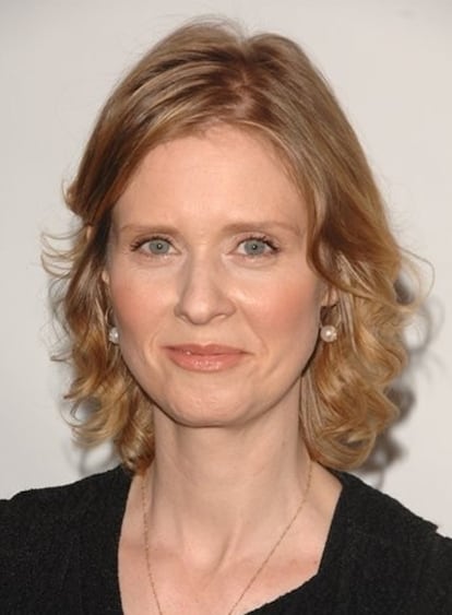 La actriz de <i>Sexo en Nueva York</i>, Cynthia Nixon, ha anunciado su próxima boda con su novia Christine Marionini, con quien mantiene una relación de ocho años. Nixon, que interpretaba a Miranda en la popular serie de televisión, ha elegido una ocasión especial para revelar su compromiso: una manifestación a favor de los matrimonios homosexuales en el centro de Nueva York, que tuvo lugar el domingo. A pesar de que su novia no estaba con ella durante el anuncio, la actriz, que tiene dos hijos de una relación anterior, fue acompañada por su compañera de reparto Kristin Davis y por el gobernador de la ciudad, David Paterson.