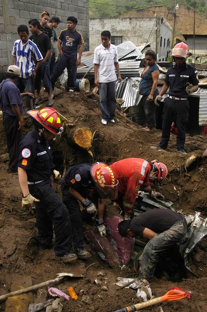 Los equipos de rescate buscan víctimas entre los escombros en la barriada de 19 de mayo, en Ciudad de Guatemala. Más de 20 personas permanecen desaparecidas tras el paso de la tormenta tropical Agatha.