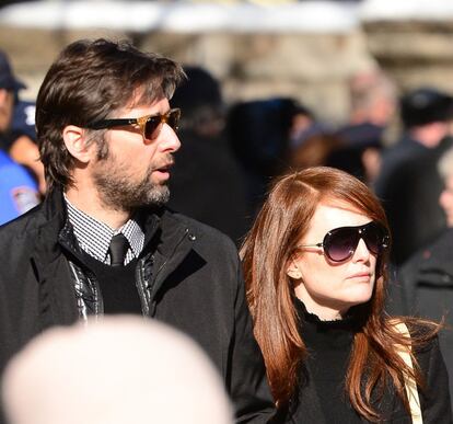 La actriz Julianne Moore y su esposo asisten al funeral de Philip Seymour Hoffman en la iglesia de San Ignacio de Loyola, en Nueva York