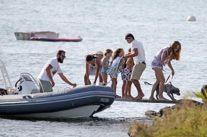 Una vez más, Borja Thyssen y Blanca Cuesta han apostado por Ibiza para disfrutar de unos días de vacaciones, junto a sus hijos y su mascota.