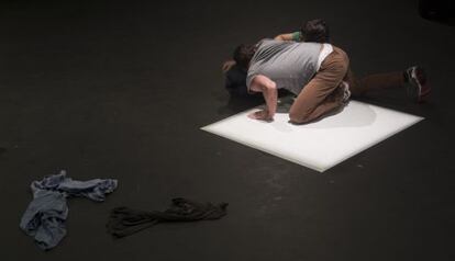 Dos de los componentes de Play Dramaturgia en un momento del ensayo de la obra.