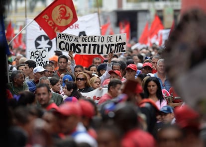 Manifestantes apoyan la decisión de Maduro de conformar una Asamblea Nacional Constituyente, en Caracas (Venezuela).