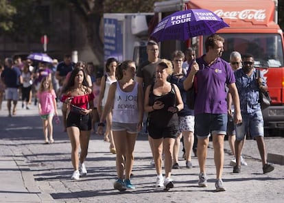 Unos turistas participan en un free tour en Valencia.