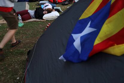 A primera hora del matí, els participants, majoritàriament joves, començaven a moure's a l'entorn de les tendes de campanya i a preparar els esmorzars per continuar la protesta al llarg de la jornada.