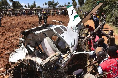 Los equipos de rescate trabajan para mover los restos de un avión ligero Cessna 206, que se estrelló en Londiani, en el distrito de Kericho, a unos 220 km al noroeste de Nairobi, matando a las cinco personas a bordo.