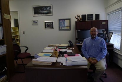 Harry Wilson, profesor del colegio Roanoke, en su oficina.