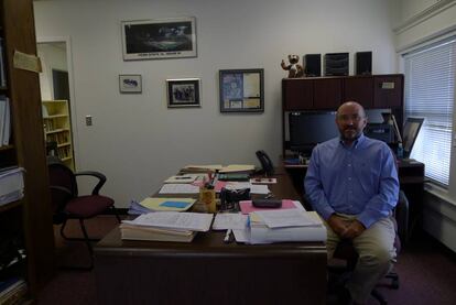 Harry Wilson, profesor del colegio Roanoke, en su oficina.