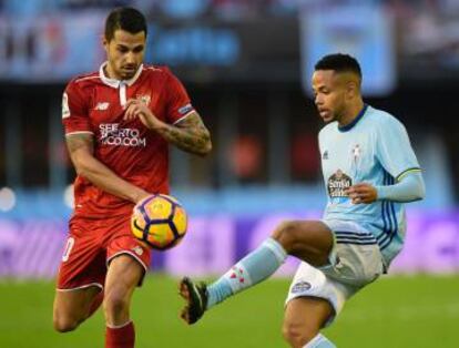 Theo Bongonda disputa la pelota a Vitolo durante el último partido del Celta.