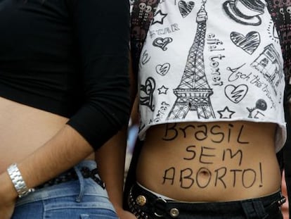 Manifestantes contra el aborto, este martes en Brasilia.