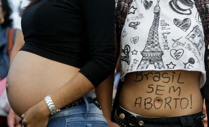 Manifestantes contra el aborto, este martes en Brasilia.