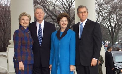 Hillary y Bill Clinton junto a Laura y George W. Bush, en 2001.