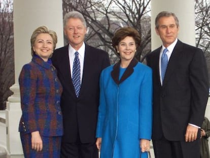 Hillary e Bill Clinton com Laura e George W. Bush, em 2001.